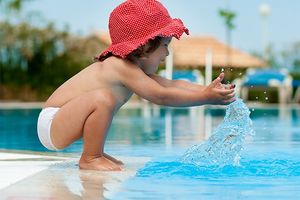 Что купить, чтобы в бассейне мог купаться маленький ребенок?